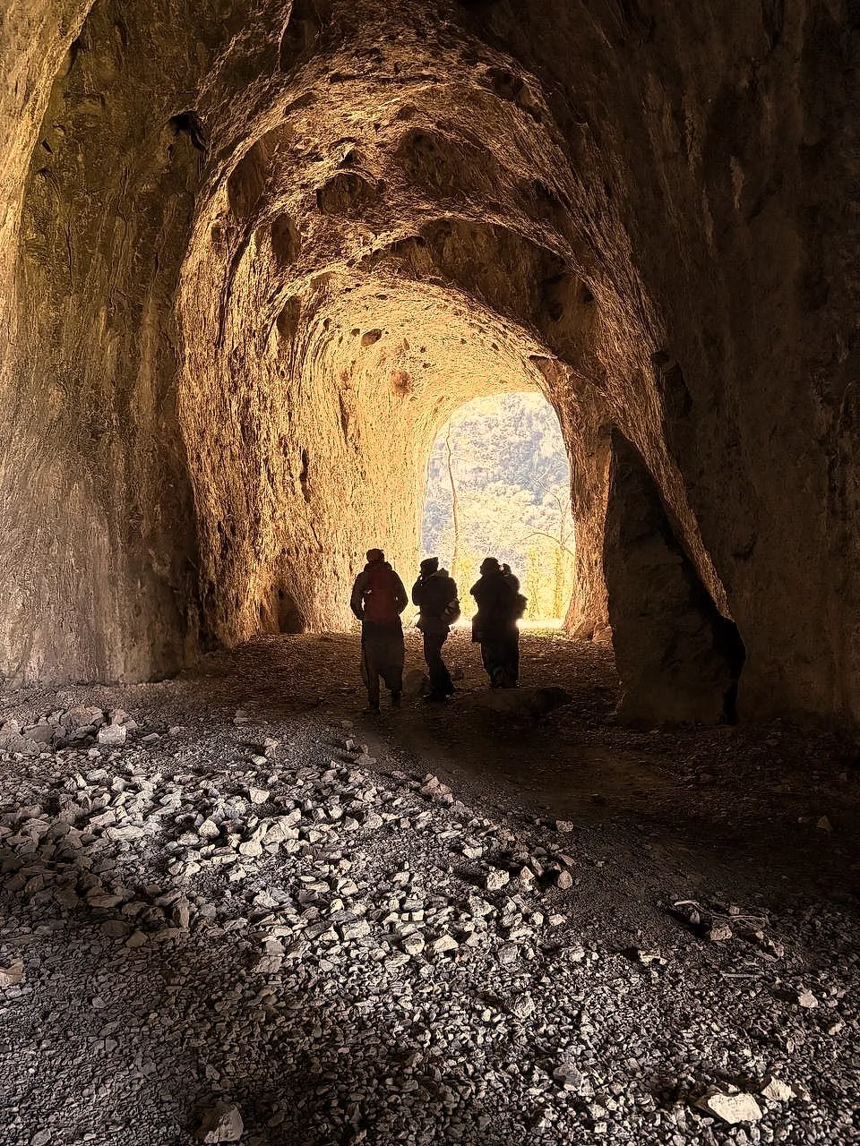 Unterwegs durch eine Höhle im Katharerland