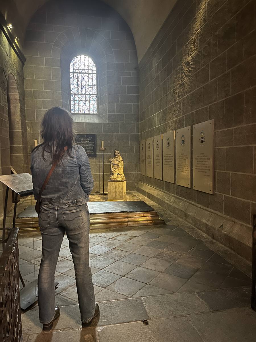 Felsplatte an der Kathedrale von Le Puy